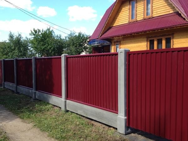 Преимущества и виды металлического забора